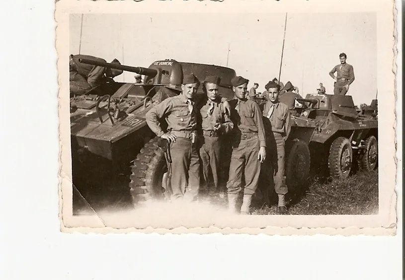 Équipage posant devant une automitrailleuse, mai 1945