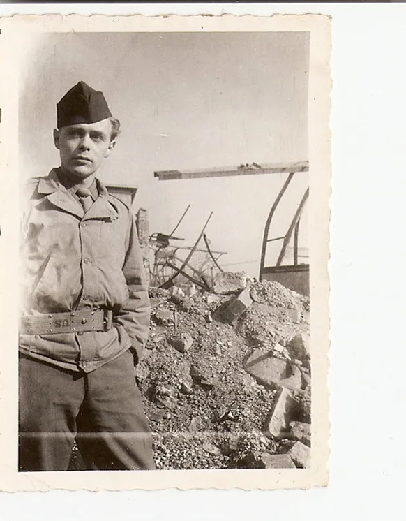 Jeune soldat en calot devant des décombres, Strasbourg 1945