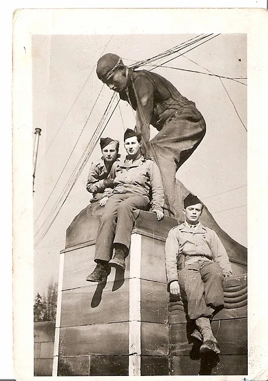 Soldats de la 2e DB assis sur un blindé, Strasbourg, février 1945