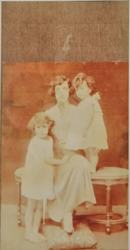 Odette avec ses deux filles, photographie colorée