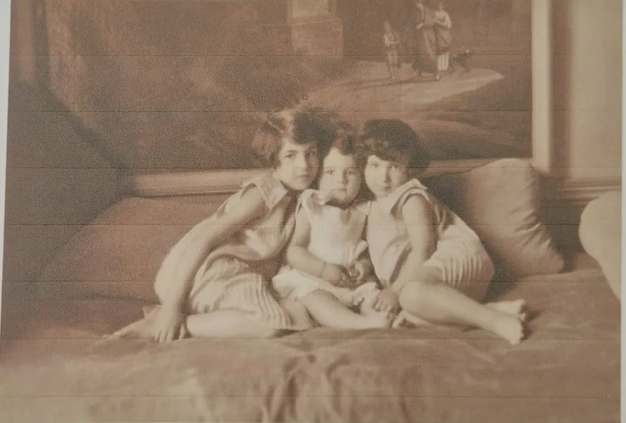 Trois enfants sur un divan