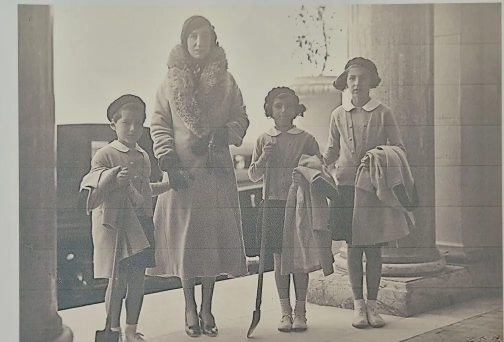 Odette et ses trois enfants à l'entrée du Carlton