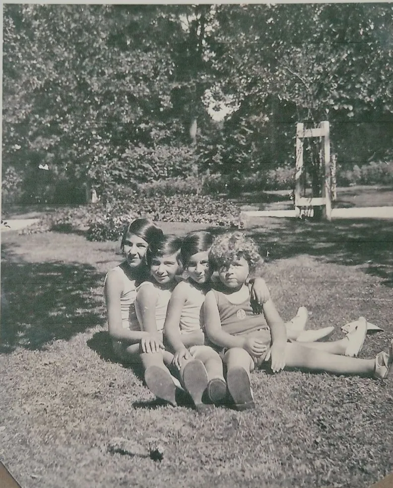 Quatre enfants assis sur la pelouse