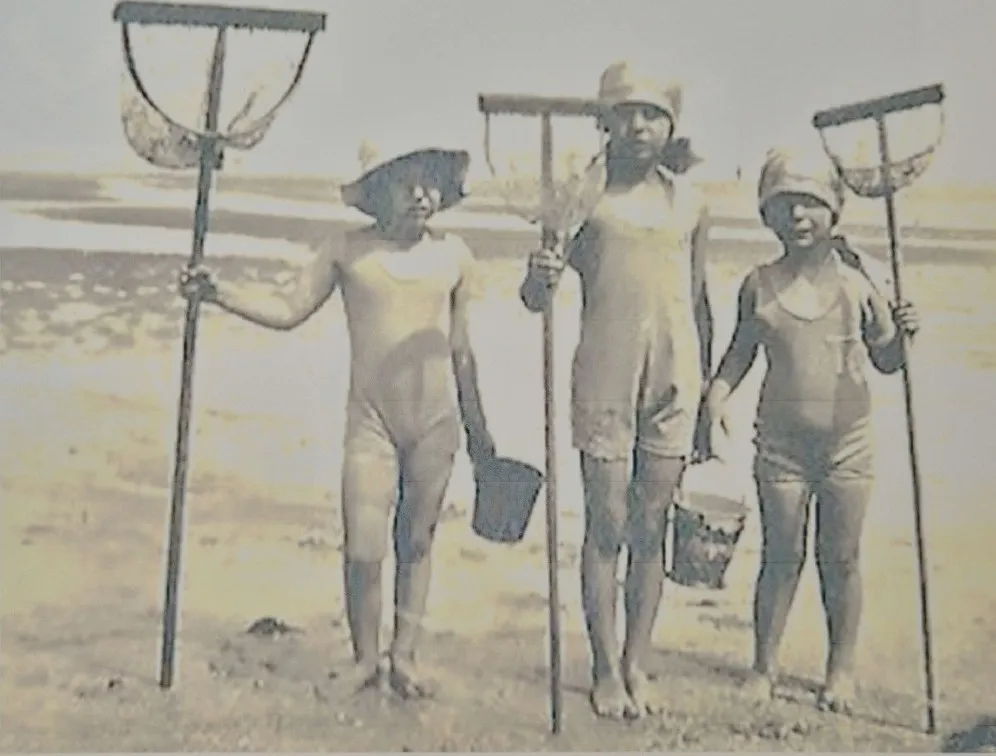 Trois enfants avec des filets à crevettes