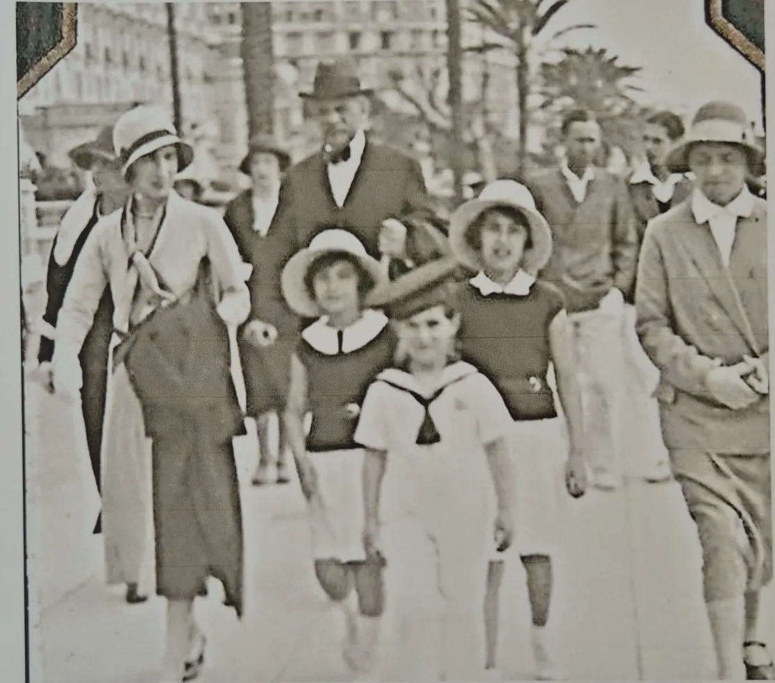 La famille marchant sur la Croisette
