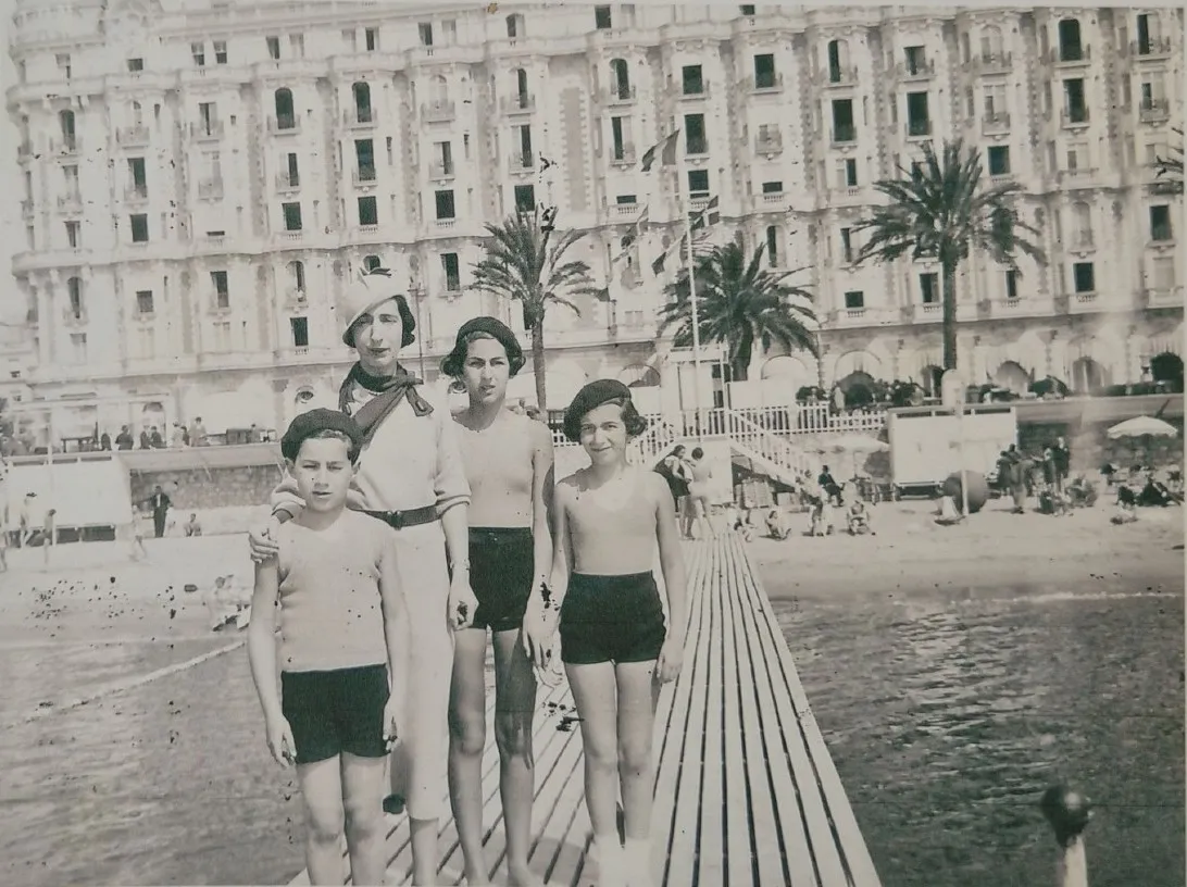 Trois enfants en maillot sur un ponton devant le Carlton