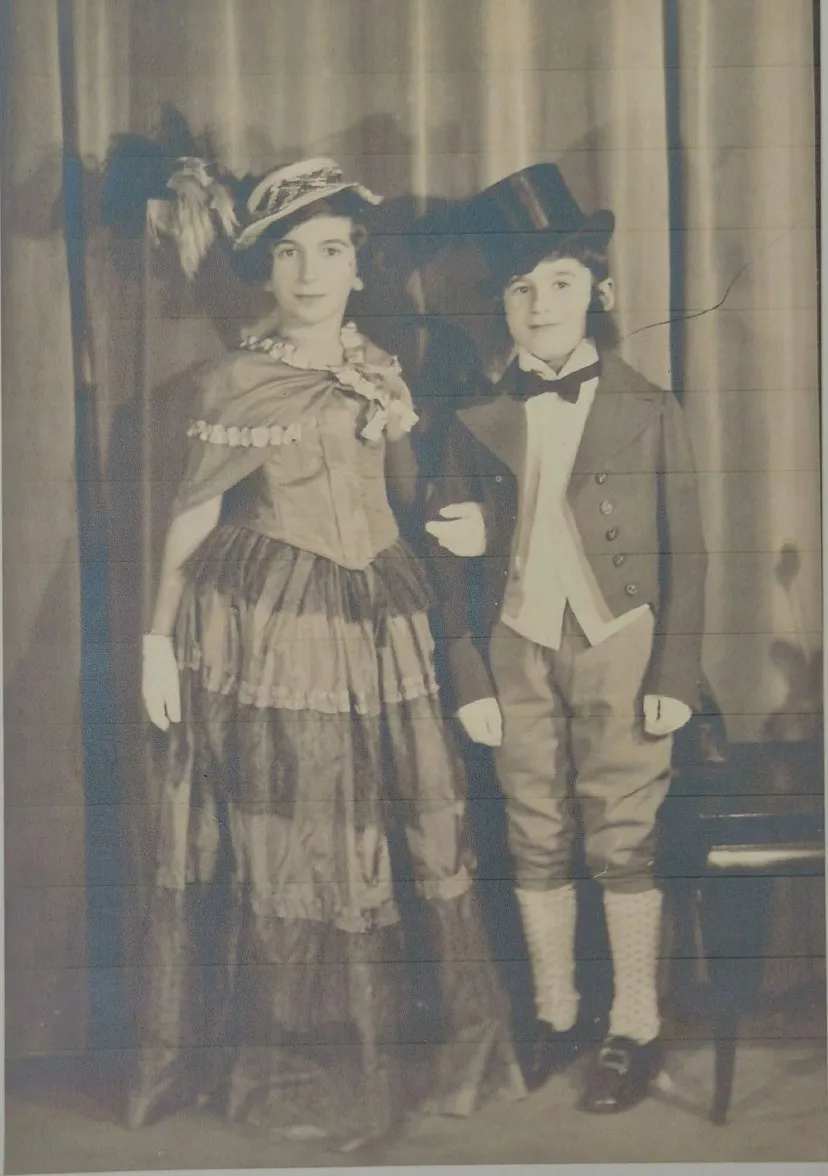 Iza et Alain costumés en personnages de la comtesse de Ségur