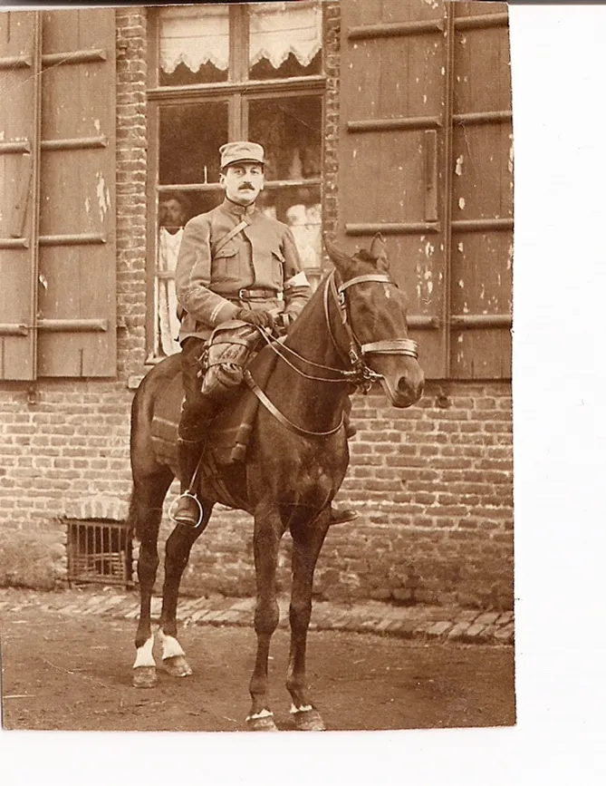 Jean Galezowski en uniforme, à cheval, devant un bâtiment de briques