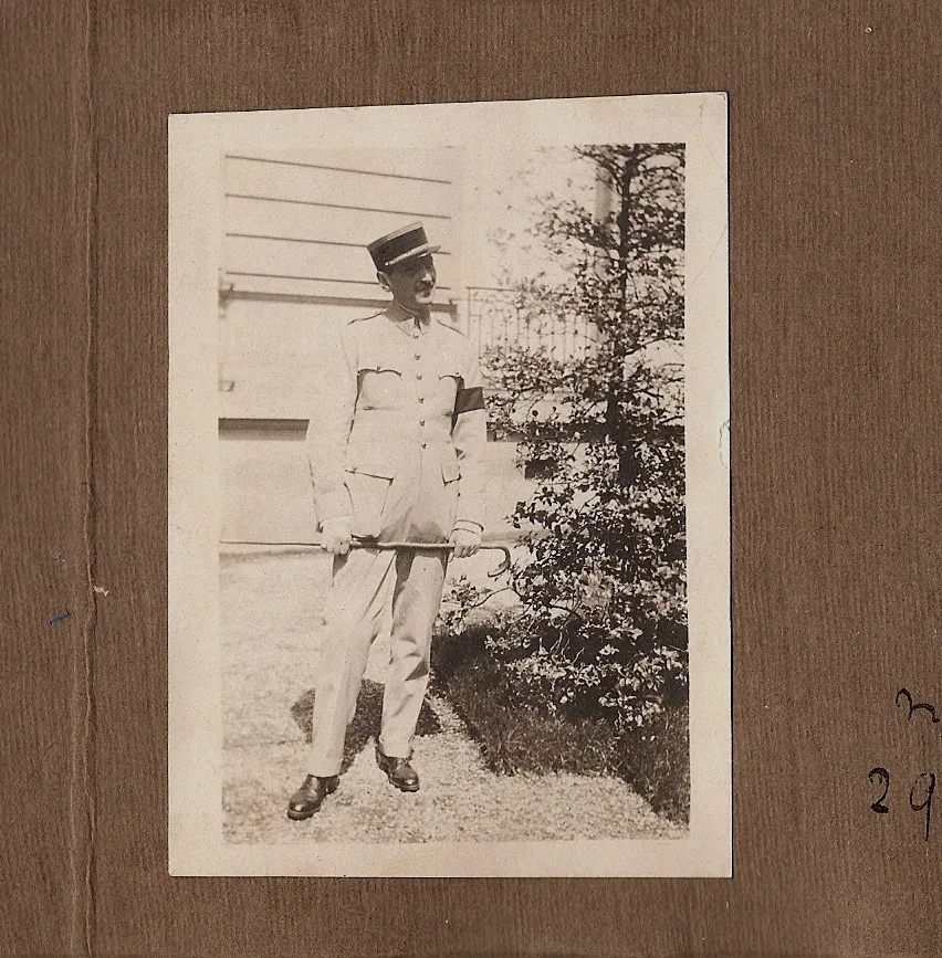 Jean Galezowski en uniforme dans un jardin, mai 1918