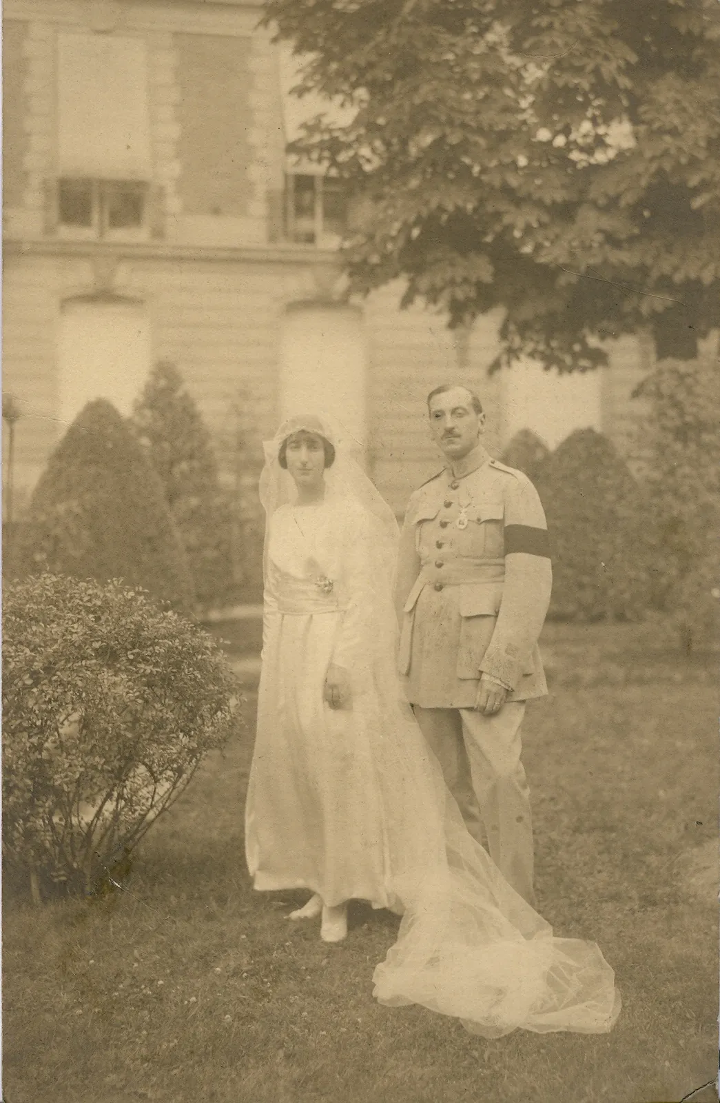 Jean et Odette le jour de leur mariage dans un jardin