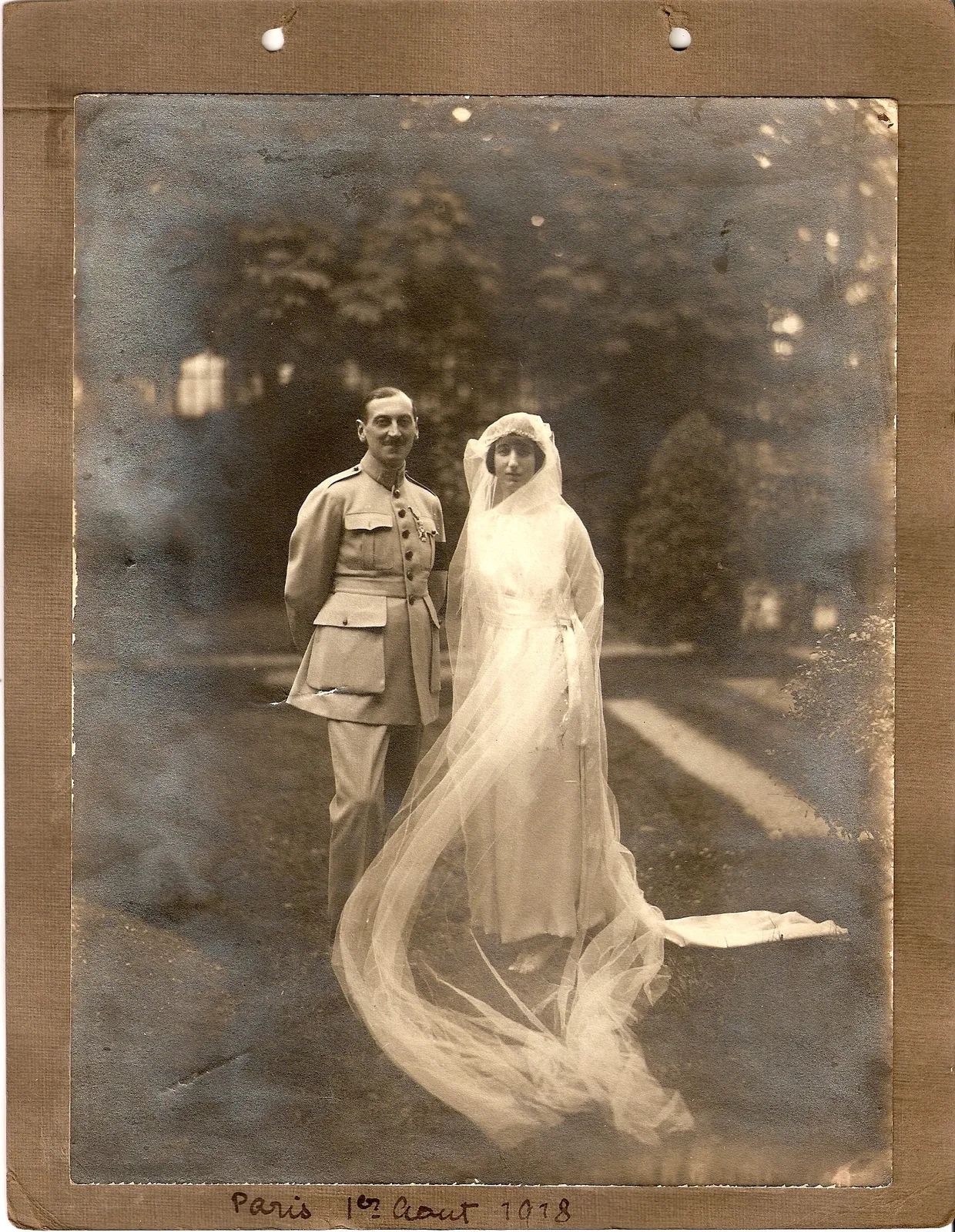 Jean en uniforme et Odette en robe de mariée à long voile