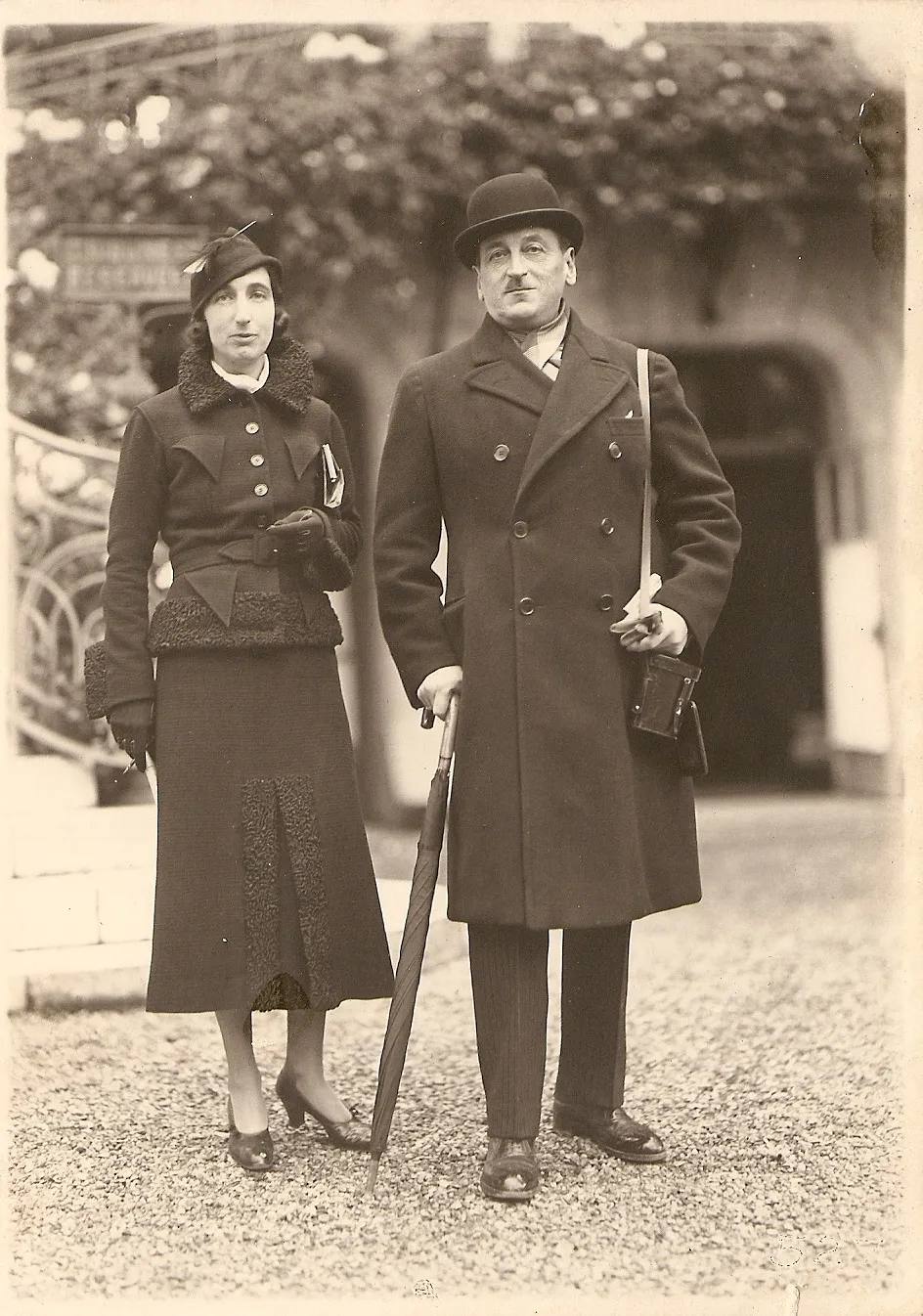 Jean et Odette à Longchamp, en manteaux