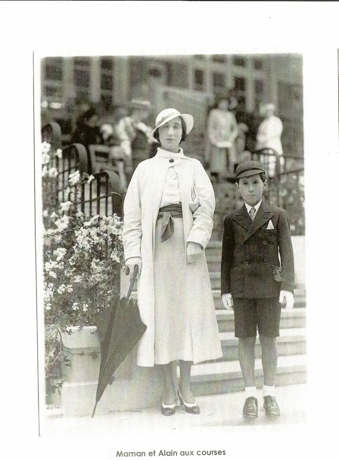 Odette en manteau blanc avec son fils Alain