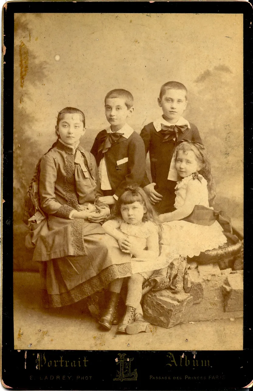 Les enfants du docteur Xavier Galezowski vers 1885, photographie de studio
